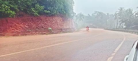  ಬೆಳ್ಮಣ್-ಮುಂಡ್ಕೂರು ರಸ್ತೆಯಲ್ಲಿ ಚರಂಡಿಯ ನಿರ್ವಹಣೆವಿಲ್ಲದೆ ಮಳೆಯ ನೀರು ರಸ್ತೆಯಲ್ಲೇ ಹರಿಯುತ್ತಿರುವುದು.