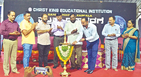  ಕ್ರೈಸ್ಟ್‌ಕಿಂಗ್ ಪದವಿಪೂರ್ವ ಕಾಲೇಜಿನಲ್ಲಿ ಗುರುವಾರ ಪತ್ರಿಕಾ ದಿನಾಚರಣೆಯನ್ನು ಪ್ರಸಾದ್ ಶೆಟ್ಟಿ ಉದ್ಘಾಟಿಸಿದರು. ಪ್ರಮುಖರಾದ ಡಾ.ಪೀಟರ್ ರ್ನಾಂಡಿಸ್, ಮಹಮ್ಮದ್ ಷರೀಫ್, ವಸಂತ ಕುವಾರ್, ಲಕ್ಷ್ಮೀನಾರಾಯಣ ಕಾಮತ್ ಮತ್ತಿತರರು ಇದ್ದರು.  