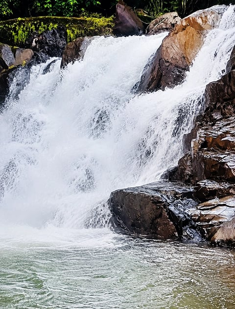 ಮೈದುಂಬಿ ಹರಿಯುತ್ತಿರುವ ಕಾರ್ಕಳದ ಜಲಪಾತ