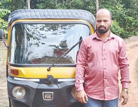 ಆಟೋ ಚಾಲಕ ನಿಟ್ಟೆ ಗ್ರಾಮದ ಅತ್ತೂರು ನಿವಾಸಿ ಪ್ರಶಾಂತ್ ಪೂಜಾರಿ
