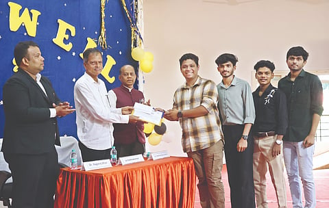 ಬಂಟಕಲ್ಲು ಶ್ರೀ ಮಧ್ವ ವಾದಿರಾಜ ತಾಂತ್ರಿಕ ಮಹಾವಿದ್ಯಾಲಯದಲ್ಲಿ ನಡೆದ ಅಂತಿಮ ವರ್ಷದ ವಿದ್ಯಾರ್ಥಿಗಳ ಬೀಳ್ಕೊಡುಗೆ ಕಾರ್ಯಕ್ರಮದಲ್ಲಿ ವಿದ್ಯಾರ್ಥಿಗಳ ಅತ್ಯುತ್ತಮ ಪ್ರಾಜೆಕ್ಟ್​ಗಳಿಗೆ ಬಹುಮಾನ ನೀಡಲಾಯಿತು.