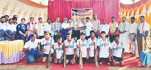 ಕಲ್ಯಾ ಶಾಲಾ ಮೈದಾನದಲ್ಲಿ ನಡೆದ ಕೊತ್ತಲಿಗೆ ಕ್ರಿಕೆಟ್ ಟೂರ್ನಿ ಸಮಾರೋಪ ಸಮಾರಂಭದಲ್ಲಿ ವಿಜೇತ ತಂಡಗಳಿಗೆ ಬಹುಮಾನ ವಿತರಿಸಲಾಯಿತು