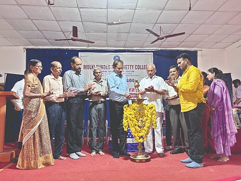 ಮೂಲ್ಕಿ ಸುಂದರರಾಮ್ ಶೆಟ್ಟಿ ಕಾಲೇಜಿನಲ್ಲಿ ಸ್ನೇಹ ಸಮ್ಮಿಲನ ಕಾರ್ಯಕ್ರಮ ಉದ್ಘಾಟಿಸಲಾಯಿತು. ಪ್ರಮುಖರಾದ ಮಟ್ಟಾರು ರತ್ನಾಕರ ಹೆಗ್ಡೆ, ಪ್ರೊ.ವೈ.ಭಾಸ್ಕರ ಶೆಟ್ಟಿ, ಅಶೋಕ್ ಶೆಟ್ಟಿ ಮೊದಲಾದವರಿದ್ದರು.  