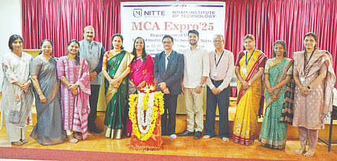 ನಿಟ್ಟೆ ಮಹಾಲಿಂಗ ಅಡ್ಯಂತಾಯ ಸ್ಮಾರಕ ತಾಂತ್ರಿಕ ಮಹಾವಿದ್ಯಾಲಯದ ಎಂಸಿಎ ವಿಭಾಗದ ಎಂಸಿಎ ಎಕ್ಸ್‌ಪ್ರೊ-2025 ಕಾರ್ಯಕ್ರಮದಲ್ಲಿ ಚೈತ್ರಾ ಸಾಲಿಯನ್, ಡಾ.ಸುಬ್ರಮಣ್ಯ ಭಟ್, ಡಾ.ವೀಣಾ ಬಿ.ಕೆ. ಮತ್ತಿತರರು ಉಪಸ್ಥಿತರಿದ್ದರು.