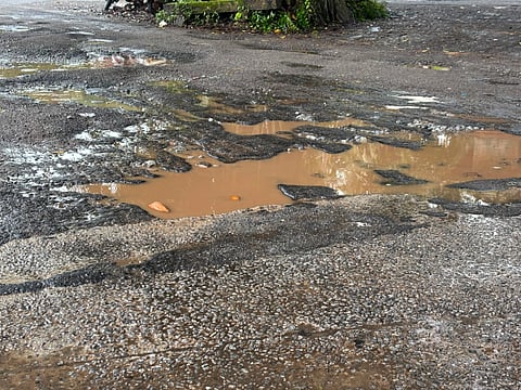 ಆನೆಕೆರೆ ರಸ್ತೆ ಅಯೋಮಯವಾಗಿರುವುದು