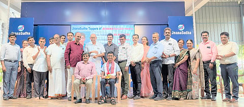ಜೆಇಇ ಮೇನ್ಸ್ 2026ರ ಮೊದಲ ಹಂತದ ಫಲಿತಾಂಶದಲ್ಲಿ ಸಾಧನೆಗೈದ ಕಾಲೇಜಿನ ಸಾಧಕ ವಿದ್ಯಾರ್ಥಿಗಳನ್ನು ಸನ್ಮಾನಿಸಲಾಯಿತು. ಪ್ರಮುಖರಾದ ಮನ್ವಿತ್ ಪ್ರಭು, ಡಾ.ಸುಧಾಕರ ಶೆಟ್ಟಿ, ವಿದ್ಯಾವತಿ ಸುಧಾಕರ್ ಶೆಟ್ಟಿ ಮೊದಲಾದವರಿದ್ದರು.  