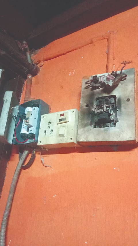 ಕಲ್ಯಾ ಗ್ರಾಮದ ಅಶೋಕನಗರದಲ್ಲಿ ಚಂದ್ರಶೇಖರ್ ಆಚಾರ್ಯ ಅವರ ಮನೆಗೆ ಸಿಡಿಲು ಬಡಿದು ಹಾನಿಯಾಗಿರುವುದು.