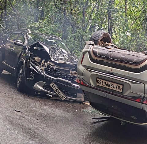  ಮಾಳ ಘಾಟ್‌ನಲ್ಲಿ ನಡೆದ ಸರಣಿ ಅಪಘಾತದಲ್ಲಿ ವಾಹನಗಳು ಜಖಂಗೊಂಡಿರುವುದು.