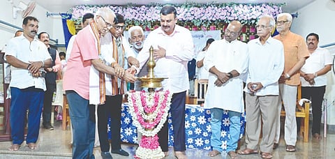 ಮುಂಡ್ಕೂರು ವಿದ್ಯಾವರ್ಧಕದಲ್ಲಿ ಪ್ರತಿಭಾ ಪುರಸ್ಕಾರ, ವಿದ್ಯಾರ್ಥಿವೇತನ ವಿತರಣಾ ಕಾರ್ಯಕ್ರಮ ನಡೆಯಿತು. ಶಾಸಕ ವಿ.ಸುನೀಲ್ ಕುವಾರ್, ವಿ.ಪ.ಸದಸ್ಯ ಎಸ್.ಎಲ್.ಭೋಜೇಗೌಡ, ರಂಗಸ್ವಾಮಿ ಮತ್ತಿತರರಿದ್ದರು.