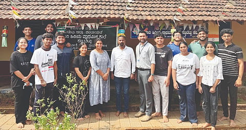  ಕೆರ್ವಾಶೆ ಸರ್ಕಾರಿ ಶಾಲೆಗೆ ಬಣ್ಣ ಹಚ್ಚಿದ ನಿಟ್ಟೆ ವಿದ್ಯಾಸಂಸ್ಥೆಯ ರಚನಾ ಕ್ಲಬ್‌ನ ವಿದ್ಯಾರ್ಥಿಗಳ ತಂಡ.