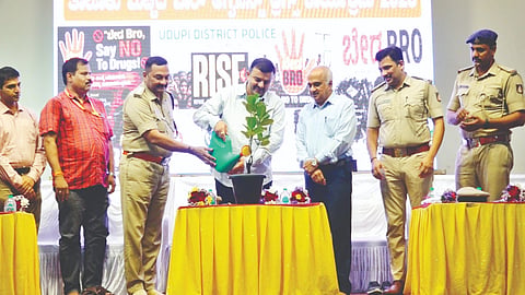  ವಾರ್ ಅಗೈನ್ಸ್ಟ್ ಡ್ರಗ್ಸ್ ಕಾರ್ಯಕ್ರಮವನ್ನು ಶಾಸಕ ವಿ.ಸುನೀಲ್ ಕುಮಾರ್ ಉದ್ಘಾಟಿಸಿದರು. ಪ್ರಮುಖರಾದ ಡಾ.ಸಂದೀಪ್ ಕುಡ್ವ, ವಿಜಯ್ ಪ್ರಸಾದ್, ಗಿರಿಜಮ್ಮ, ಮಂಜುನಾಥ್ ನಾಯಕ್ ಮತ್ತಿತರರು ಉಪಸ್ಥಿತರಿದ್ದರು.  