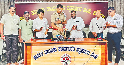  ಕಾನೂನು ಮಾಹಿತಿ ಕಾರ್ಯಕ್ರಮವನ್ನು ಕಾರ್ಕಳ ಗ್ರಾಮಾಂತರ ಪೊಲೀಸ್ ಠಾಣೆ ಉಪ ನಿರೀಕ್ಷಕ ಪ್ರಸನ್ನ ಎಂ.ಎಸ್. ಉದ್ಘಾಟಿಸಿದರು. ಪ್ರಮುಖರಾದ ಮೊಹಮ್ಮದ್ ಶರೀಫ್, ನವೀನ್ ಸಾಲ್ಯಾನ್, ಸುಕುಮಾರ್ ಮುನಿಯಾಲು, ಉದಯ್, ಹರೀಶ್ ಸಚ್ಚೇರಿಪೇಟೆ, ಸತೀಶ್ ಶೆಟ್ಟಿ ಉಪಸ್ಥಿತರಿದ್ದರು.