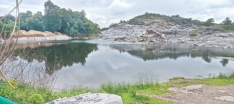 ಕಾರ್ಕಳದ ಅಯ್ಯಪ್ಪ ನಗರ ಪರಿಸರದಲ್ಲಿ ರಸ್ತೆ ಬದಿಯಲ್ಲೇ ಇರುವ ಅಪಾಯಕಾರಿ ಕ್ವಾರಿ ಹೊಂಡ.