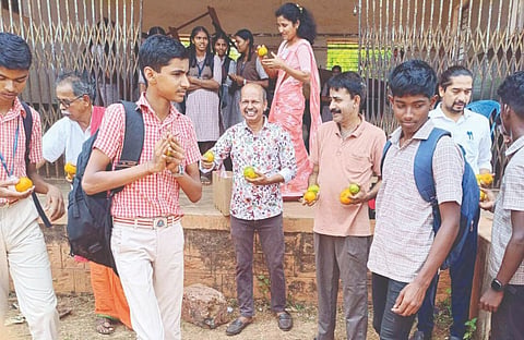  ಪರೀಕ್ಷಾ ಕೇಂದ್ರದಿಂದ ಹೊರ ಬರುವ ವಿದ್ಯಾರ್ಥಿಗಳಿಗೆ ಹಣ್ಣು ಹಂಪಲು ವಿತರಿಸುತ್ತಿರುವ ಹಳೆ ವಿದ್ಯಾರ್ಥಿ ಸಂಘದ ಸದಸ್ಯರು.