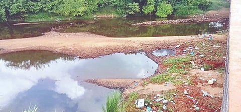  ಬೆಳ್ಳೆ ಗ್ರಾ.ಪಂ. ವ್ಯಾಪ್ತಿಯ ಭದ್ರಮ ಸೇತುವೆ ಸಮೀಪ ನದಿಯಲ್ಲಿ ಹೂಳು ತುಂಬಿರುವುದು.