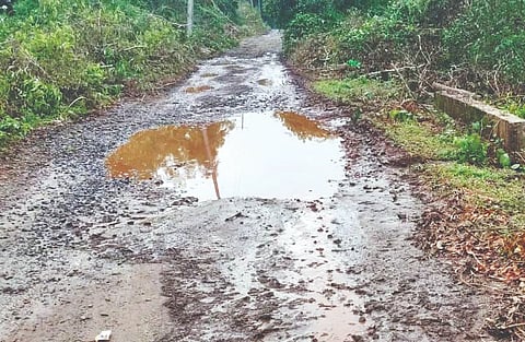 ಸಂಪೂರ್ಣ ಹದಗೆಟ್ಟು ಹೊಂಡಗುಂಡಿಗಳಿಂದ ಕೂಡಿದ ಹಾಳೆಕಟ್ಟೆ-ಕುಂಟಾಡಿ ಸಂಪರ್ಕಿಸುವ ರಸ್ತೆ.