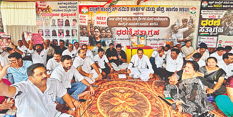  ನೀಟ್ ಅಕ್ರಮ, ವಿದ್ಯಾರ್ಥಿಗಳ ಮೇಲೆ ಲಾಠಿ ಚಾರ್ಜ್, ಕಾಂಗ್ರೆಸ್ ನಾಯಕರ ಬಂಧನ ಖಂಡಿಸಿ ಕಾರ್ಕಳ ಅನಂತಶಯನ ವೃತ್ತದಲ್ಲಿ ಪ್ರತಿಭಟನೆ ನಡೆಯಿತು. ಪ್ರಮುಖರಾದ ಮಂಜುನಾಥ ಪೂಜಾರಿ ಮುದ್ರಾಡಿ, ಉದಯ ಕುವಾರ್ ಶೆಟ್ಟಿ, ಬಿಪಿನ್‌ಚಂದ್ರಪಾಲ್ ನಕ್ರೆ, ಅಜಿತ್ ಹೆಗ್ಡೆ ಮಾಳ, ಶುಭದ ರಾವ್ ಮತ್ತಿತರರಿದ್ದರು.