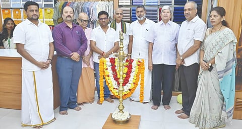 ರಾಮ್‌ರಾಜ್ ಕಾಟನ್‌ನ ನೂತನ ಮಳಿಗೆಯನ್ನು ಜಯರಾಮ ಪ್ರಭು ಹಾಗೂ ಬಿ.ಪ್ರಶಾಂತ್ ಕಾಮತ್ ಉದ್ಘಾಟಿಸಿದರು. ಪ್ರಮುಖರಾದ ಹರಿಪ್ರಕಾಶ್ ಶೆಟ್ಟಿ ಆರ್., ಬಿ.ಪ್ರಶಾಂತ್ ಕಾಮತ್, ಪ್ರಶಾಂತ್ ಕಾಮತ್, ವಿಕ್ರಮ್ ಕಾಮತ್, ರಾಜೇಶ್ ಗಿನ್ನನ್, ಪ್ರಸನ್ನ ಬಿ., ರಾಘವೇಂದ್ರ ಉಪಸ್ಥಿತರಿದ್ದರು.