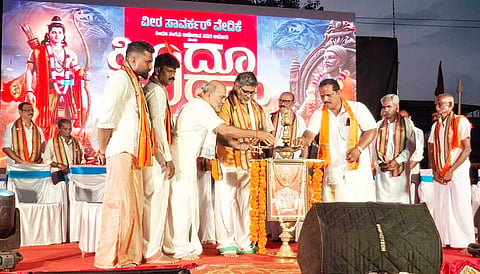  ಅಜೆಕಾರಿನಲ್ಲಿ ಭಾನುವಾರ ನಡೆದ ಹಿಂದೂ ಸಂಗಮ ಕಾರ್ಯಕ್ರಮದಲ್ಲಿ ವಾದಿರಾಜ ಭಟ್ ಗೋಪಾಡಿ, ರಾವೇಂದ್ರ ಭಟ್, ಬಾಲಕೃಷ್ಣ ಹೆಗ್ಡೆ ಅಜೆಕಾರು, ಪ್ರಸನ್ನ ಇಂದ್ರ, ಶಂಕರ ಆಚಾರ್ಯ ಮೊದಲಾದವರಿದ್ದರು.  