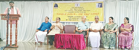  ಉಪನ್ಯಾಸ ಕಾರ್ಯಕ್ರಮದಲ್ಲಿ ವಿದ್ವಾಂಸ ಡಾ.ವಿನಾಯಕ ಭಟ್ ಗಾಳಿಮನೆ ವಾತನಾಡಿದರು. ಪ್ರಮುಖರಾದ ಡಾ.ನಾ.ಮೊಗಸಾಲೆ, ನಿತ್ಯಾನಂದ ಪೈ, ಮಿತ್ರಪ್ರಭಾ ಹೆಗ್ಡೆ ಮೊದಲಾದವರಿದ್ದರು.
