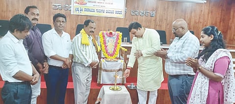  ಕಾರ್ಕಳ ತಾಲೂಕು ಪಂಚಾಯಿತಿ ಸಭಾಂಗಣದಲ್ಲಿ ಬ್ರಹ್ಮಶ್ರೀ ನಾರಾಯಣ ಗುರುಗಳ ಜಯಂತಿ ಶುಕ್ರವಾರ ನಡೆಯಿತು. ಪ್ರಮುಖರಾದ ವಿ.ಸುನೀಲ್ ಕುವಾರ್, ಅಜಿತ್ ಹೆಗ್ಡೆ ವಾಳ, ನಳಿನಿ, ಪ್ರವೀಣ್ ಎಂ.ಸುವರ್ಣ ಮತ್ತಿತರರಿದ್ದರು.