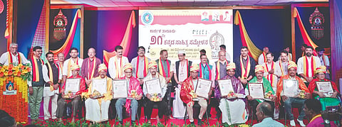 ಕಾರ್ಕಳ ತಾಲೂಕು 21ನೇ ಕನ್ನಡ ಸಾಹಿತ್ಯ ಸಮ್ಮೇಳನ ಸಮಾರೋಪದಲ್ಲಿ ವಿವಿಧ ಕ್ಷೇತ್ರದಲ್ಲಿ ಸಾಧನೆಗೈದ ಸಾಧಕರನ್ನು ಗೌರವಿಸಲಾಯಿತು.