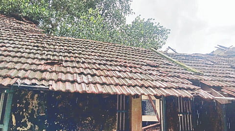  ಕುಸಿಯುವ ಭೀತಿಯಲ್ಲಿರುವ ಬೆಳ್ಮಣ್ ಹೊಸಮಾರು ಸರ್ಕಾರಿ ಶಾಲೆ ಹಳೇ ಕಟ್ಟಡ.  