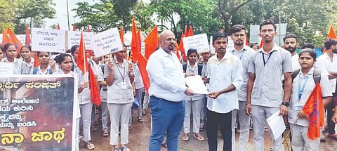 ಮೂಲಸೌಕರ್ಯ ಒದಗಿಸುವಂತೆ ಒತ್ತಾಯಿಸಿ ನರ್ಸಿಂಗ್ ವಿದ್ಯಾರ್ಥಿಗಳು ಕಾರ್ಕಳ ತಹಸೀಲ್ದಾರ್ ಪ್ರದೀಪ್ ಅವರಿಗೆ ಮನವಿ ಸಲ್ಲಿಸಿದರು. 