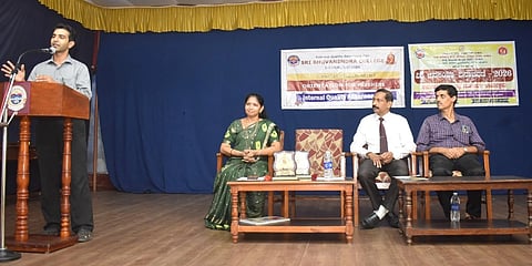  ವಿಶ್ವ ಜನಸಂಖ್ಯಾ ನಿಯಂತ್ರಣ ಮಾಹಿತಿ ಕಾರ್ಯಕ್ರಮದಲ್ಲಿ ತಾಲೂಕು ಆರೋಗ್ಯಾಧಿಕಾರಿ ಡಾ.ಸಂದೀಪ್ ಕುಡ್ವ ಮಾತನಾಡಿದರು. ಪ್ರಮುಖರಾದ ಡಾ.ಮಂಜುನಾಥ ಎ.ಕೋಟ್ಯಾನ್, ಸುಶೀಲಾ ಕೆ., ಪ್ರೊ.ಲಕ್ಷ್ಮೀನಾರಾಯಣ ಕೆ. ಉಪಸ್ಥಿತರಿದ್ದರು.