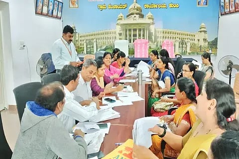 ಎಸ್‌ಐಆರ್ ಪ್ರಕ್ರಿಯೆಯಲ್ಲಿ ನಿರತರಾಗಿರುವ ಸಿಬ್ಬಂದಿ.