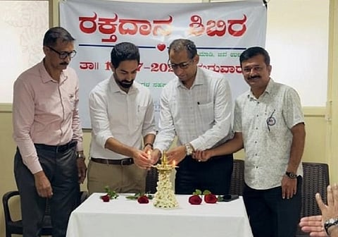 ರಕ್ತದಾನ ಶಿಬಿರವನ್ನು ಲೋಪಮುದ್ರಾ ಆಸ್ಪತ್ರೆಯ ವೈದ್ಯಾಧಿಕಾರಿ ಡಾ.ಅಮೃತ್ ನಾಣಯ್ಯ ಜ್ಯೋತಿ ಬೆಳಗಿಸುವ ಮೂಲಕ ಉದ್ಘಾಟಿಸಿದರು. ಡಾ.ಕುರುಬಯ್ಯ, ಡಾ.ಅಶಿಕ್ ಚಂಗಪ್ಪ, ಬಿ.ಎನ್.ಪ್ರಕಾಶ್ ಇದ್ದರು