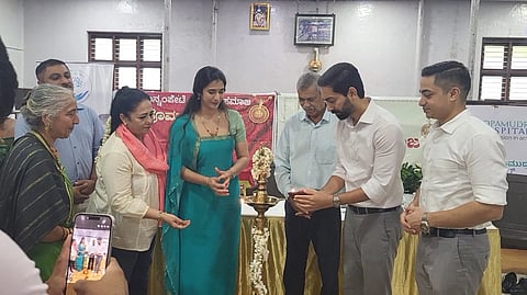 ಪೊನ್ನಂಪೇಟೆ ಕೊಡವ ಸಮಾಜದಲ್ಲಿ ಭಾನುವಾರ ಆಯೋಜಿಸಿದ್ದ ಉಚಿತ ಆರೋಗ್ಯ ತಪಾಸಣೆ ಮತ್ತು ಆರೋಗ್ಯ ಜಾಗೃತಿ ಶಿಬಿರವನ್ನು ಪ್ರೊ.ಇಟ್ಟಿರ ಕಮಲಾಕ್ಷಿ ಬಿದ್ದಪ್ಪ ಉದ್ಘಾಟಿಸಿದರು. ಎಂ.ಮೋಟಯ್ಯ, ಅಮೃತ್ ನಾಣಯ್ಯ ಇತರರಿದ್ದರು.
