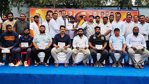 ರಕ್ತದಾನ ಶಿಬಿರದಲ್ಲಿ ಪಾಲ್ಗೋಂಡಿದ್ದ  ರಕ್ತದಾನಿಗಳಿಗೆ ಮಾಜಿ ಸಚಿವ ಅರವಿಂದ ಲಿಂಬಾವಳಿ ಪ್ರಶಂಸ ಪತ್ರ ನೀಡಿ ಗೌರವಿಸಿದರು. ಅಧ್ಯಕ್ಷ ಶ್ರೀಧರ ರೆಡ್ಡಿ, ರಾಜ್ಯ ಪರಿಷತ್ ಸದಸ್ಯ ಎಲ್. ರಾಜೇಶ್, ಮುಖಂಡರಾದ ವೈಟ್ ಫೀಲ್ಡ್ ಎಸ್.ಬಿ.ಪಿ ಪ್ರಭು, ಶ್ರೀನಿವಾಸ್, ಯೋಗೇಶ್, ನಂಜೇ ಗೌಡ, ಯುವಮೋರ್ಚಾ ಅಧ್ಯಕ್ಷರು ನವೀನ್,  ವೈದ್ಯಕೀಯ ಸಿಬ್ಬಂದಿಗಳು ಉಪಸ್ಥಿತರಿದ್ದರು.  