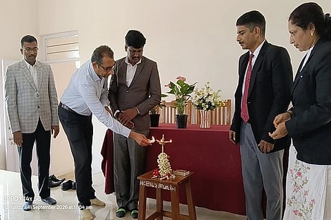  ಪೊನ್ನಂಪೇಟೆಯ ನ್ಯಾಯಾಲಯದ ಆವರಣದಲ್ಲಿ ಏರ್ಪಡಸಿದ್ದ ರಕ್ತದಾನ ಶಿಬಿರವನ್ನು ಜಿಲ್ಲಾ ರಕ್ತನಿಧಿ ಕೇಂದ್ರದ ವೈದ್ಯಾಧಿಕಾರಿ ಡಾ. ಕೆ.ಪಿ. ಕರುಂಬಯ್ಯ ಉದ್ಘಾಟಿಸಿದರು.  ಮಂಜುನಾಥ್, ಶ್ರೀನಾಥ್ ಮತ್ತಿತರರು ಇದ್ದರು.