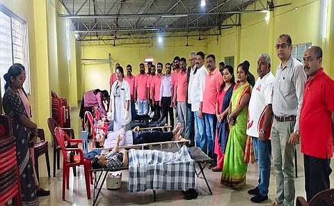 ಗೋಣಿಕೊಪ್ಪ ಶಿವಾಜಿ ಯುವ ಸೇನೆ ವತಿಯಿಂದ ಮೂರನೇ ವರ್ಷದ ರಕ್ತದಾನ ಶಿಬಿರವನ್ನು ಗೋಣಿಕೊಪ್ಪ ಶ್ರೀ ಉಮಾಮಹೇಶ್ವರಿ ದೇವಸ್ಥಾನದ ಸಭಾಂಗಣದಲ್ಲಿ ನಡೆಯಿತು. ಅಣ್ಣಪ್ಪ, ಪ್ರಮೋದ್ ಗಣಪತಿ, ಡಾ.ಶ್ವೇತಾ ಇತರರಿದ್ದರು.