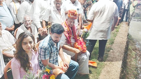 ಬಾರ್ಕೂರು ನಡುಮನೆ ಕಂಬಳ ಮಹೋತ್ಸವಕ್ಕೆ ಈ ಬಾರಿ ‘ಗತವೈಭವ’ ಚಿತ್ರದ ನಾಯಕ ನಟ ದುಷ್ಯಂತ್, ನಾಯಕ ನಟಿ ಆಶಿಕಾ ರಂಗನಾಥ್ ಹಾಗೂ ಚಿತ್ರದ ತಾಂತ್ರಿಕ ತಂಡದವರು ಭಾಗವಹಿಸಿ ತಾರಾ ಮೆರಗು ನೀಡಿದ್ದಾರೆ. 
