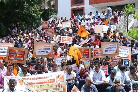  ಇಎಸ್‌ಐ ವೇತನ ಮಿತಿ ಹೆಚ್ಚಳ ಮಾಡಬೇಕು ಎಂದು ಆಗ್ರಹಿಸಿ ಕಾರ್ಮಿಕರು ಬಿಎಂಎಸ್ ಸಂಘಟನೆ ನೇತೃತ್ವದಲ್ಲಿ ಡಿಸಿ ಕಚೇರಿ ಎದುರು ಪ್ರತಿಭಟನೆ ನಡೆಸಿದರು. ಎಚ್.ಎಲ್.ವಿಶ್ವನಾಥ್, ರುದ್ರೇಶ್, ಶಂಕರ್ ಇತರರಿದ್ದರು.