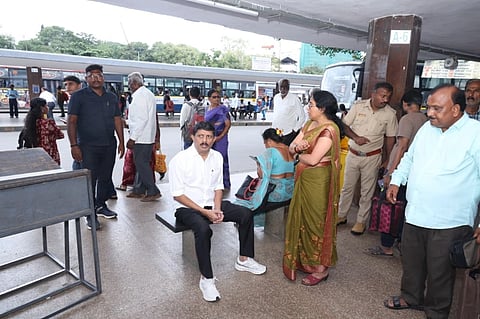 ಮೆಜೆಸ್ಟಿಕ್​ ಬಸ್​ ನಿಲ್ದಾಣದಲ್ಲಿ ಜನರ ಅಹವಾಲುಗಳನ್ನು ಆಲಿಸುತ್ತಿರುವ ಸಚಿವ ಬೈರತಿ ಸುರೇಶ್​.