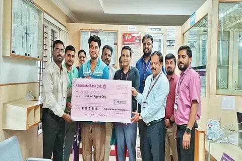 ಕೂವೆ ಗ್ರಾಮದ ಮೃತ ಫ್ರಾನ್ಸಿಸ್ ಕ್ಸೇವಿಯರ್ ಮೋನಿಸ್ ಕುಟುಂಬಕ್ಕೆ ಕೆಬಿಎಲ್ ಸುರಕ್ಷಾ ವಿಮೆ ಯೋಜನೆಯಡಿ ಪರಿಹಾರದ ಚೆಕ್ ವಿತರಿಸಲಾಯಿತು. ಪ್ರದ್ಯುಮ್ನ ವಿ. ರಾವ್, ಪಣಿಕಿರಣ್, ಸಚಿನ್, ಸೋಮಪ್ರಸಾದ್ ಇತರರಿದ್ದರು.
