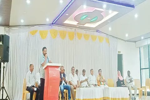 ಬಣಕಲ್‌ನಲ್ಲಿ ಹೋಬಳಿ ಕಾಂಗ್ರೆಸ್ ಕಾರ್ಯಕರ್ತರ ಸಭೆ ನಡೆಯಿತು. ಬಿ.ಬಿ.ನಿಂಗಯ್ಯ, ಸುರೇಂದ್ರ, ವಿನಯ್ ಇತರರಿದ್ದರು.