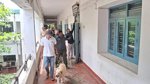 ಕೋಲಾರದ ಜಿಲ್ಲಾ ನ್ಯಾಯಾಲಯದಲ್ಲಿ ಬಾಂಬ್ ನಿಷ್ಕ್ರಿಯ ದಳದ ಸಿಬ್ಬಂದಿ ಪರಿಶೀಲನೆ ನಡೆಸಿದರು.