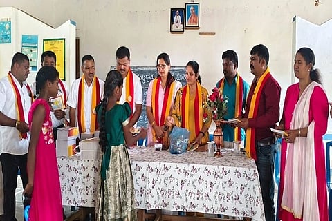 ಕರ್ನಾಟಕ ರಕ್ಷಣಾ ವೇದಿಕೆ ಅಧ್ಯಕ್ಷ ಟಿ.ಎ. ನಾರಾಯಣ ಗೌಡ ಹುಟ್ಟು ಹಬ್ಬದ ಅಂಗವಾಗಿ ವೇದಿಕೆಯ ಕೊಡಗು ಘಟಕದ ವತಿಯಿಂದ ಕೂಡಿಗೆ ಶ್ರೀ ಸದ್ಗುರು ಅಪ್ಪಯ್ಯ ಪ್ರೌಢಶಾಲಾ ವಿದ್ಯಾರ್ಥಿಗಳಿಗೆ ಉಚಿತವಾಗಿ ಪುಸ್ತಕÀ ವಿತರಿಸಲಾಯಿತು. ದೀಪಾ ಪೂಜಾರಿ, ಮಂಜುನಾಥ್, ದಿವ್ಯ ದೇವಾಂಗ, ಭಾಗ್ಯ, ರೊನಾಲ್ಡ್ ಮತ್ತಿತರರು ಇದ್ದರು.