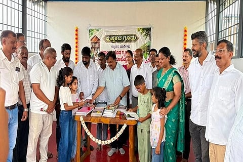 ಕುಶಾಲನಗರದ ಹೊಸ ಹೌಸಿಂಗ್ ಬೋರ್ಡ್ನಲ್ಲಿ ಸತ್ಕಾರ್ಯ ಕ್ಷೇಮಾಭಿವೃದ್ಧಿ ಸಂಘದ ವತಿಯಿಂದ ಆರಂಭಿಸಲಾದ ಪುಸ್ತಕ ಗೂಡನ್ನು ತಾಲೂಕು ಗ್ಯಾರಂಟಿ ಯೋಜನೆಗಳ ಅನುಷ್ಠಾನ ಸಮಿತಿ ಅಧ್ಯಕ್ಷ ವಿ.ಪಿ. ಶಶಿಧರ್ ಮಕ್ಕಳಿಗೆ ಪುಸ್ತಕಗಳನ್ನು ಕೊಡುವ ಮೂಲಕ ಉದ್ಘಾಟಿಸಿದರು. ಎನ್. ಕೃಷ್ಣಮೂರ್ತಿ,ಬಿ.ಎಂ. ಕೃಷ್ಣಪ್ಪ, ಜಿ.ಬಿ. ಜಗದೀಶ್, ಎಂ.ಕೆ. ಸುಂದರೇಶ್, ವಿಜೇತ ಇತರರು ಇದ್ದರು.