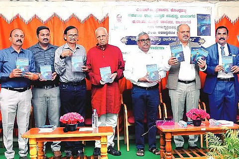 ದಾವಣಗೆರೆಯಲ್ಲಿ ‘ನಭೋ ಮಂಡಲದಲ್ಲಿ ತಾರೆಗಳ ಹುಡುಕಾಟ’ ಕೃತಿಯನ್ನು ಕುಲಪತಿ ಡಾ. ಬಿ.ಇ. ರಂಗಸ್ವಾಮಿ ಬಿಡುಗಡೆ ಮಾಡಿದರು. ಡಾ.ಎಸ್. ಶಿಶುಪಾಲ, ಪ್ರೊ.ಎಂ.ಆರ್. ನಾಗರಾಜ್, ಡಾ.ಎಚ್.ವಿ. ವಾಮದೇವಪ್ಪ, ಎಂ.ಟಿ. ಶರಣಪ್ಪ, ಡಾ.ಟಿ. ವಸಂತನಾಯ್ಕ, ಡಾ. ಶಿವಕುಮಾರಸ್ವಾಮಿ, ಡಾ.ಎಂ.ಆರ್. ಜಗದೀಶ್, ಎಂ. ಗುರುಸಿದ್ದಸ್ವಾಮಿ ಇದ್ದರು.