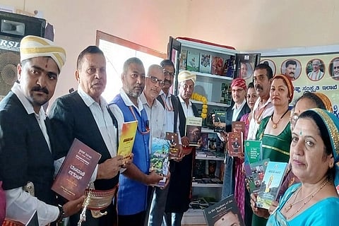 ಅಖಿಲ ಕೊಡವ ಸಮಾಜ ಪೊಮ್ಮಕ್ಕಡ ಪರಿಷತ್ತಿನಿಂದ ಕರ್ನಾಟಕ ಕೊಡವ ಸಾಹಿತ್ಯ ಅಕಾಡೆಮಿಯ 16ನೇ ಕೊಡವ ಪುಸ್ತಕ ಪತ್ತಾಯ ಅನಾವರಣ ಮಾಡಲಾಯಿತು. ಅಜ್ಜಿನಿಕಂಡ ಸಿ. ಮಹೇಶ್ ನಾಚಯ್ಯ, ಐಚಂಡ ರಶ್ಮಿ ಮೇದಪ್ಪ, ಪರದಂಡ ಸುಬ್ರಮಣಿ, ಮಾರ್ಚಂಡ ಗಣೇಶ್ ಪೊನ್ನಪ್ಪ ಮತ್ತಿತರರು ಇದ್ದರು.