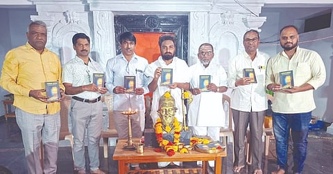 ನರಗುಂದ ತಾಲೂಕಿನ ಶಿರೋಳ ಗ್ರಾಮದಲ್ಲಿ ಇತ್ತೀಚೆಗೆ ಹಮ್ಮಿಕೊಂಡಿದ್ದ ಮಾಸಿಕ ಶಿವಾನುಭವ ಗೋಷ್ಠಿಯಲ್ಲಿ ಅಭಿನವ ಶ್ರೀ ಯಚ್ಚರ ಸ್ವಾಮೀಜಿ ವಿವೇಕದ ಬಾಗಿಲು ಪುಸ್ತಕ (books) ಬಿಡುಗಡೆಗೊಳಿಸಿದರು. 
