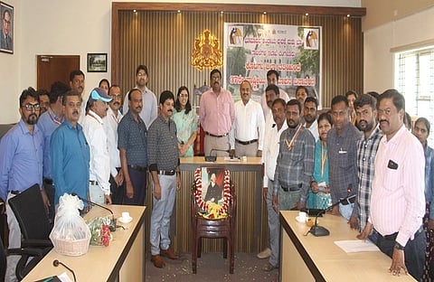 ರಾಷ್ಟ್ರೀಯ ಭೂಮಾಪನ ದಿನಾಚರಣೆಯನ್ನು ಜಿಲ್ಲಾಧಿಕಾರಿ ಅವರ ಕಚೇರಿ ಸಭಾಂಗಣದಲ್ಲಿ ಶುಕ್ರವಾರ ಆಚರಿಸಲಾಯಿತು. ಎಸ್.ಜೆ.ಸೋಮಶೇಖರ್, ಎಂ.ಎನ್.ನಿರಂಜನ, ಆರ್.ಐಶ್ವರ್ಯ ಇತರರಿದ್ದರು.