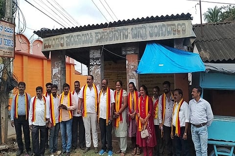 ಕುಶಾಲನಗರದ ಬೈಚನಹಳ್ಳಿಯ ಶ್ರೀ ಮಾರಮ್ಮ ದೇವಾಲಯ ಬಳಿಯಿರುವ ಬಸ್ ತಂಗುದಾಣದ ಬೋರ್ಡ್ 40 ವರ್ಷ ಕಳೆದರೂ ಬದಲಸಿದೇ ಇರುವುದನ್ನು ಖಂಡಿಸಿ ಕರವೇ ಪ್ರವೀಣ್ ಶೆಟ್ಟಿ ಬಣದ ವತಿಯಿಂದ ಪ್ರತಿಭಟನೆ ನಡೆಸಲಾಯಿತು. ದೀಪಕ್, ಸಿ.ಎಂ. ಆಸಿಫ್, ಡಿ.ಆರ್. ಯೋಗೇಶ್, ಸಂಧ್ಯಾ ಗಣೇಶ್ ಮತ್ತಿತರರು ಇದ್ದರು.