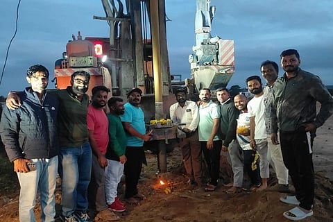 ಗುಂಡೂರಾವ್ ಕ್ರೀಡಾಂಗಣ ಟ್ರಸ್ಟ್ ಬೇಡಿಕೆ ಹಿನ್ನೆಲೆಯಲ್ಲಿ ಕುಶಾಲನಗರ ಪುರಸಭೆ ವ್ಯಾಪ್ತಿಯ ಗುಂಡೂರಾವ್ ಕ್ರೀಡಾಂಗಣದಲ್ಲಿ ಕೊಳವೆ ಬಾವಿ ಕೊರೆಸುವ ಸಂದರ್ಭ ಪೂಜೆ ಸಲ್ಲಿಸಲಾಯಿತು. ಪವನ್ ಗಣಪತಿ, ಲಕ್ಷಿö್ಮÃನಾರಾಯಣ, ಡೈಮಂಡ್ ಮಣಿ, ಫಯಾಜ್, ಎಸ್. ಆದಂ, ದೇವೇಂದ್ರ ಸೋಮಪ್ಪ ಮತ್ತಿತರರು ಇದ್ದರು.