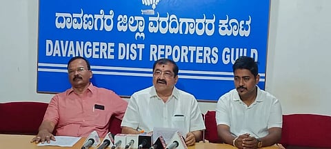ದಾವಣಗೆರೆಯಲ್ಲಿ ಸುದ್ದಿಗೋಷ್ಠಿ ನಡೆಸಿದ ಹರಿಹರ ಶಾಸಕ ಬಿ. ಪಿ.ಹರೀಶ್ ಜತೆ ಯಶವಂತರಾವ್ ಜಾಧವ್, ಶಿವನಗೌಡ ಪಾಟೀಲ್ ಇದ್ದರು. 